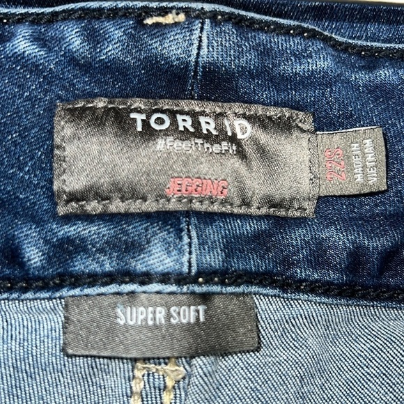 Torrid three button zipper closure denim jeggings. Size 22S. EUC. - Picture 5 of 7